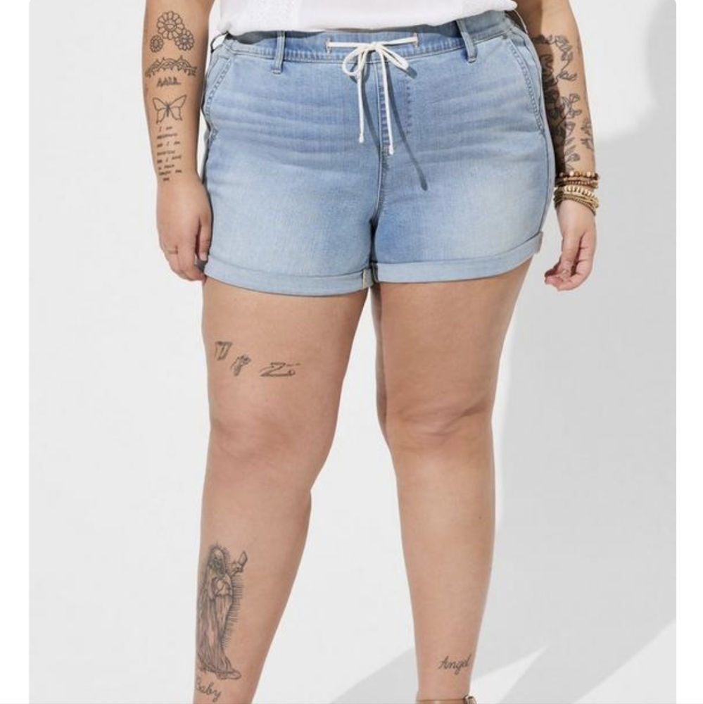 Torrid 3.5 Inch Pull-On Weekend Super Soft Mid-Rise Short size 22